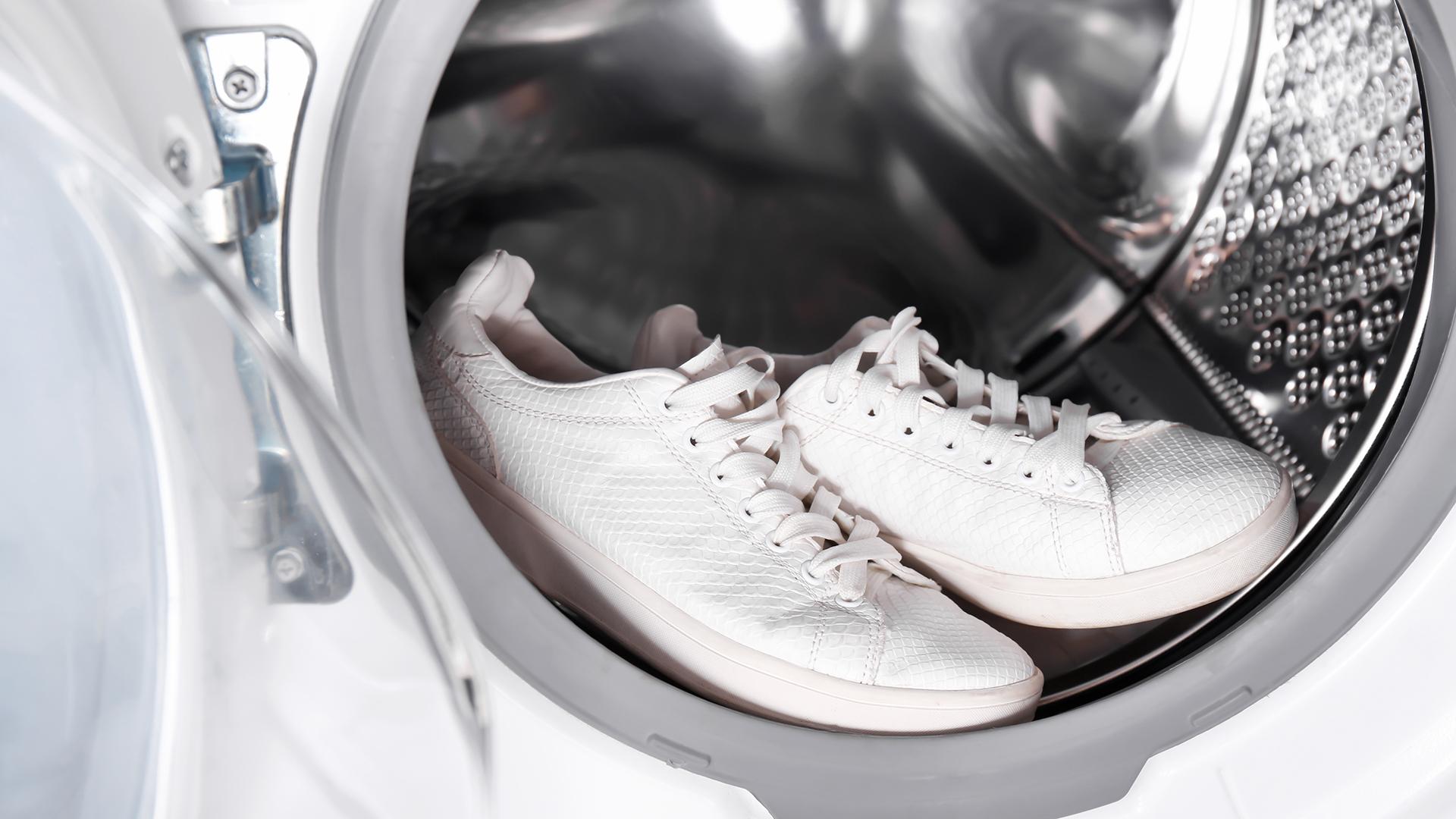 cara membersihkan sepatu putih yang menguning cara membersihkan sepatu putih cara mencuci sepatu putih cara memutihkan sepatu cara memutihkan sepatu yang menguning